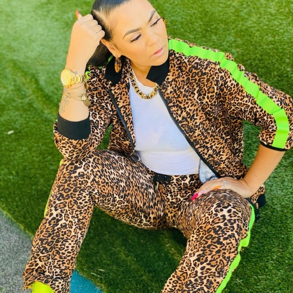 Super cute 2 piece set! Only worn once - Picture 2 of 4